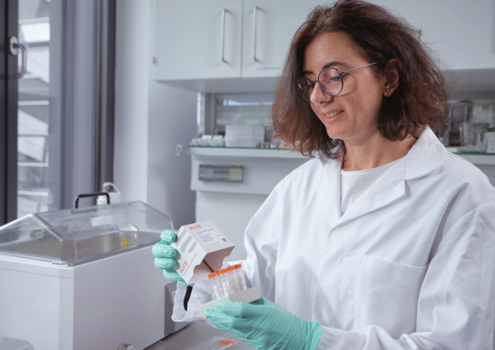 Female-scientist-using-ALiCE-02-aspect-ratio-720-510
