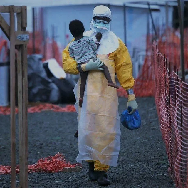 Ebola-crisis-2015-640w-aspect-ratio-900-900
