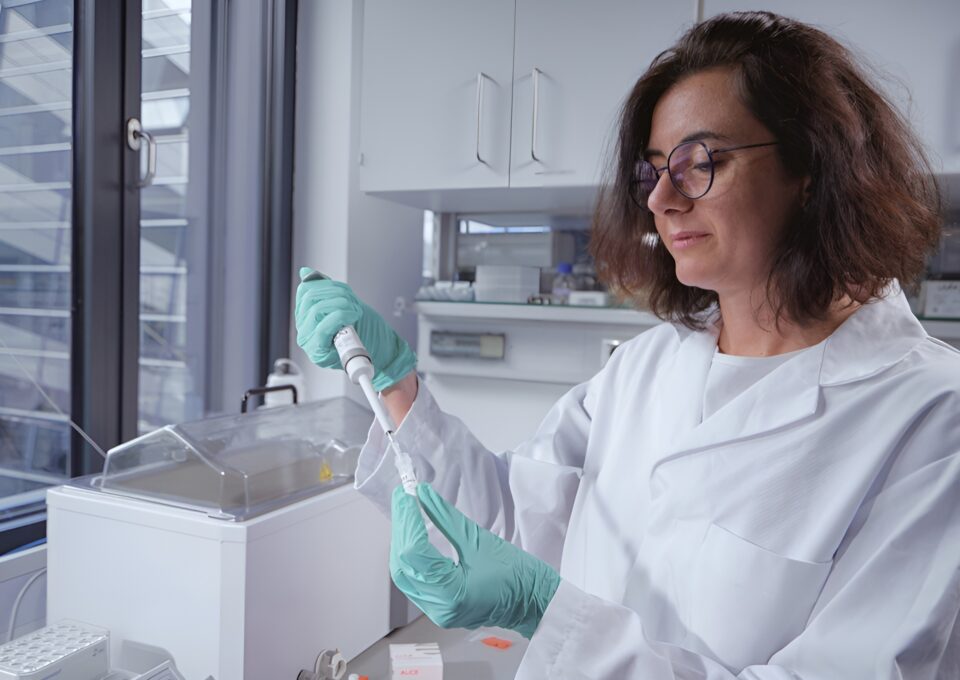 Female-scientist-using-ALiCE-01-2-aspect-ratio-960-680