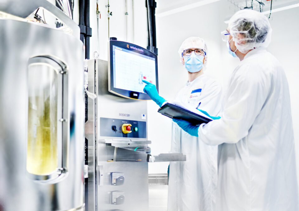 LenioBio-manufacturing-large-bioreactor-1600x900-1-aspect-ratio-960-680