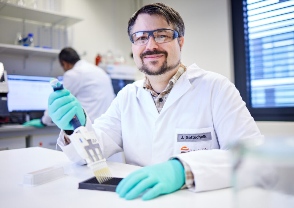 Scientist-using-ALiCE-in-96-well-plate-HTP-03-aspect-ratio-960-680